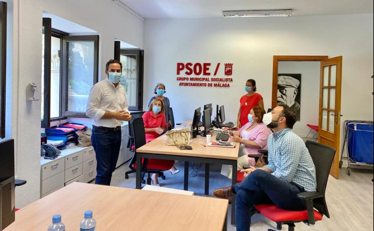 Pérez, junto a parte de los ediles socialistas, en el grupo municipal. 