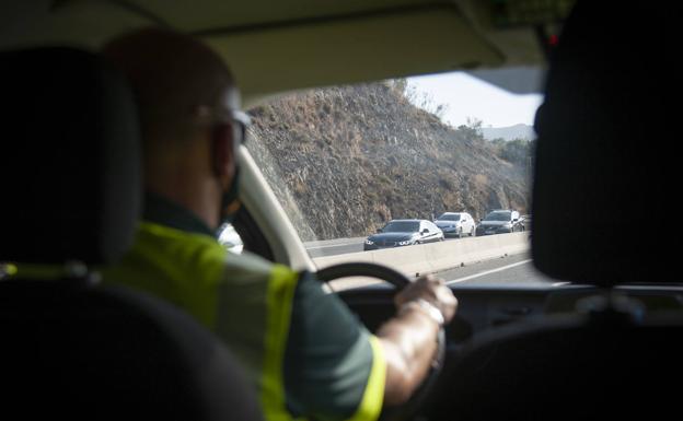 El agente José Miguel, al volante de la furgoneta. 