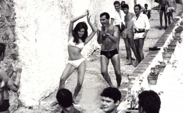 Raquel Welch danzando al son de las palmas en Nerja