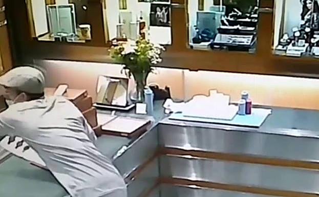 Tiene 18 años y ya es un especialista en el hurto con la 'muleta': así sustrajo 60 cadenas de oro en una joyería
