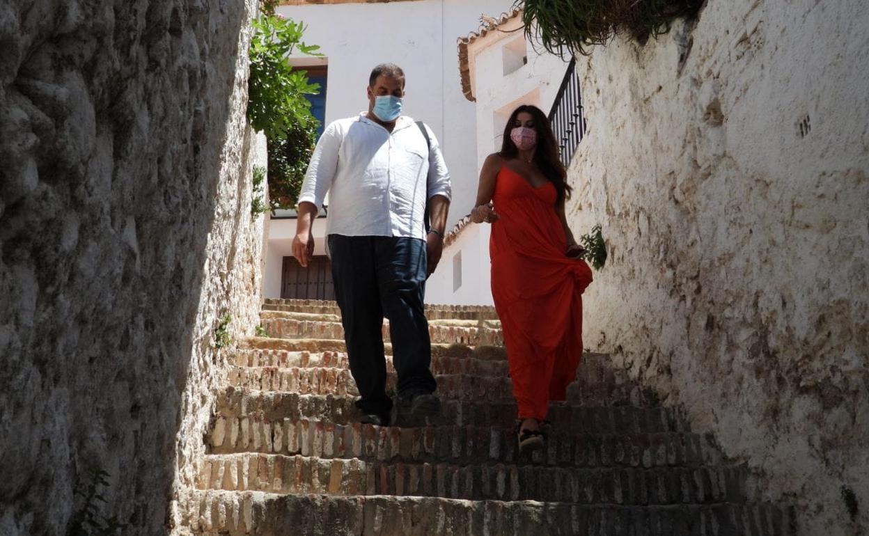 La delegada de Turismo, Nuria Rodríguez, junto al alcalde de Ardales, Juan Alberto Naranjo.