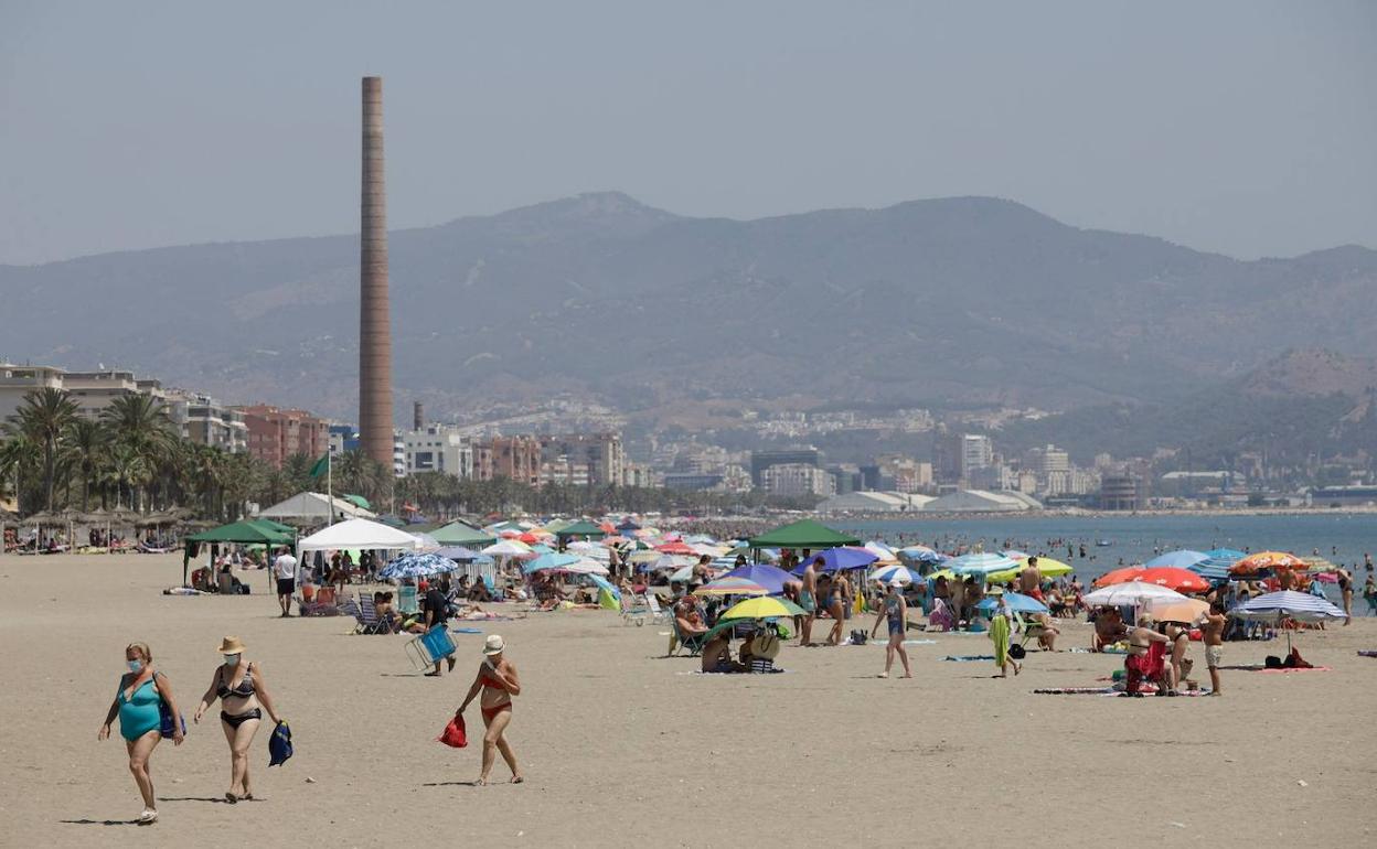 Bañistas en una playa de Málaga capital este sábado. 