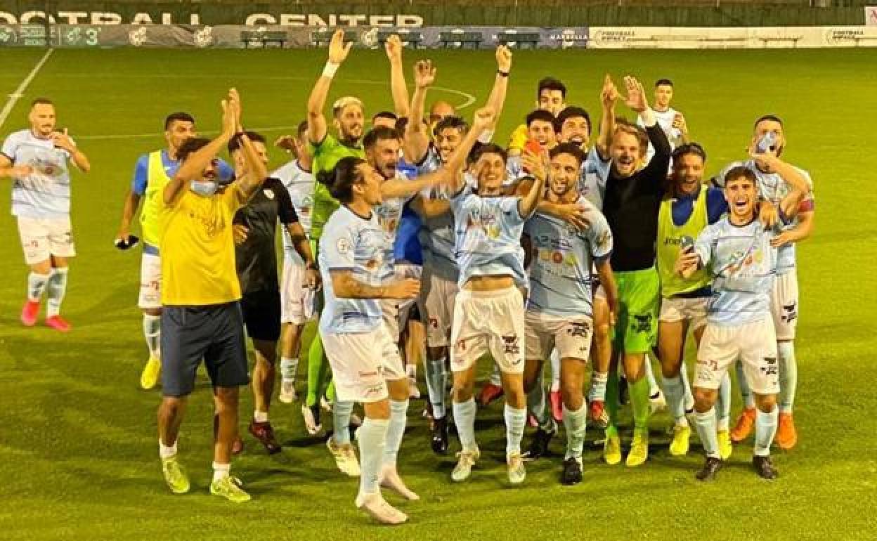 Los ejidenses celebran el ascenso tras empatar frente al Real Jaén en las instalaciones del Marbella Football Center.