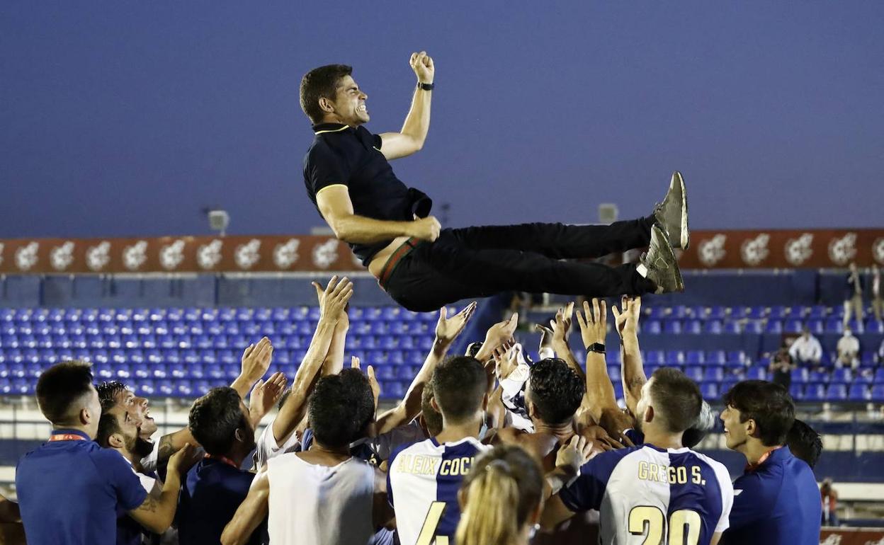 Antonio Hidalgo, manteado por sus jugadores en la celebración del ascenso en el estadio Antonio Lorenzo Cuevas de Marbella.