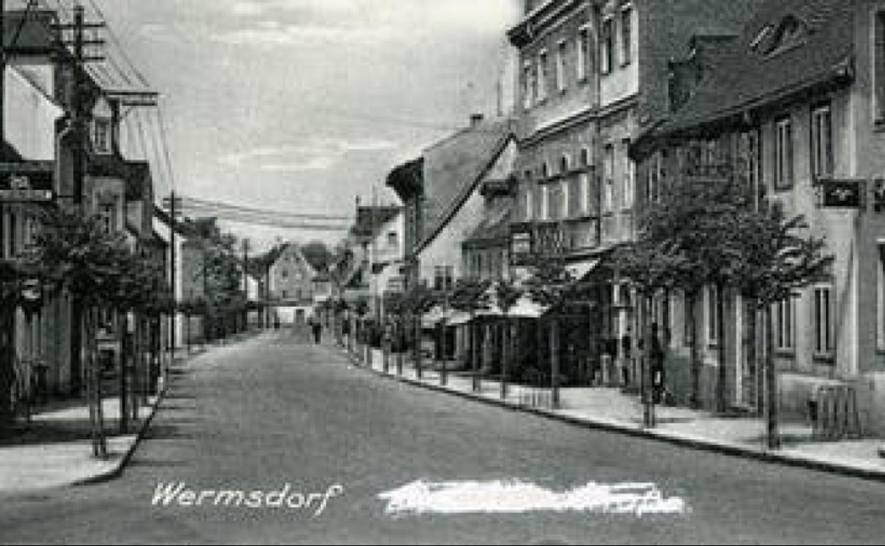 Farmacia con anuncio de Aspirina en la Adolf Hitler Strasse de Wermsdorf, (Sajonia, Alemania), en 1936. 