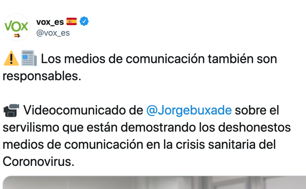 Imagen principal - Abajo, Abascal calca un discurso que Trump había pronunciado semanas antes, Arriba, Vox carga contra los medios de comunicación.