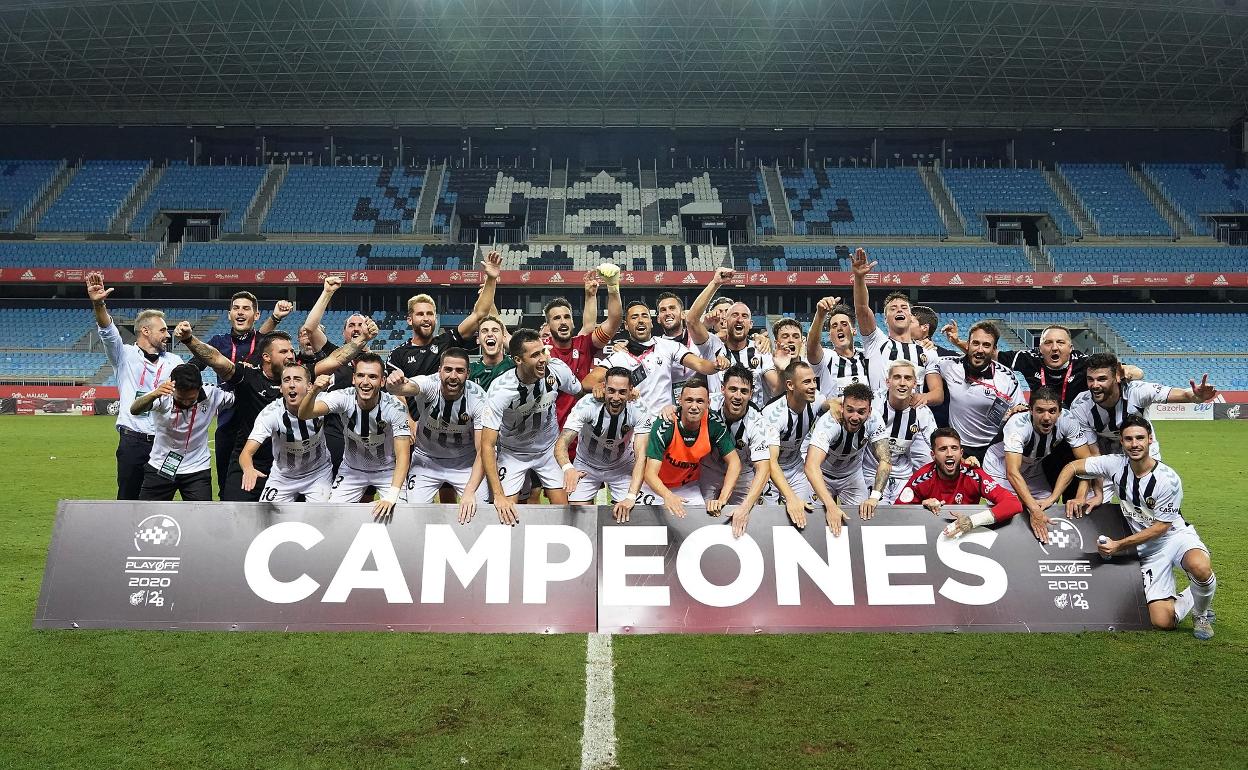 El Castellón celebra el ascenso a Segunda en La Rosaleda.