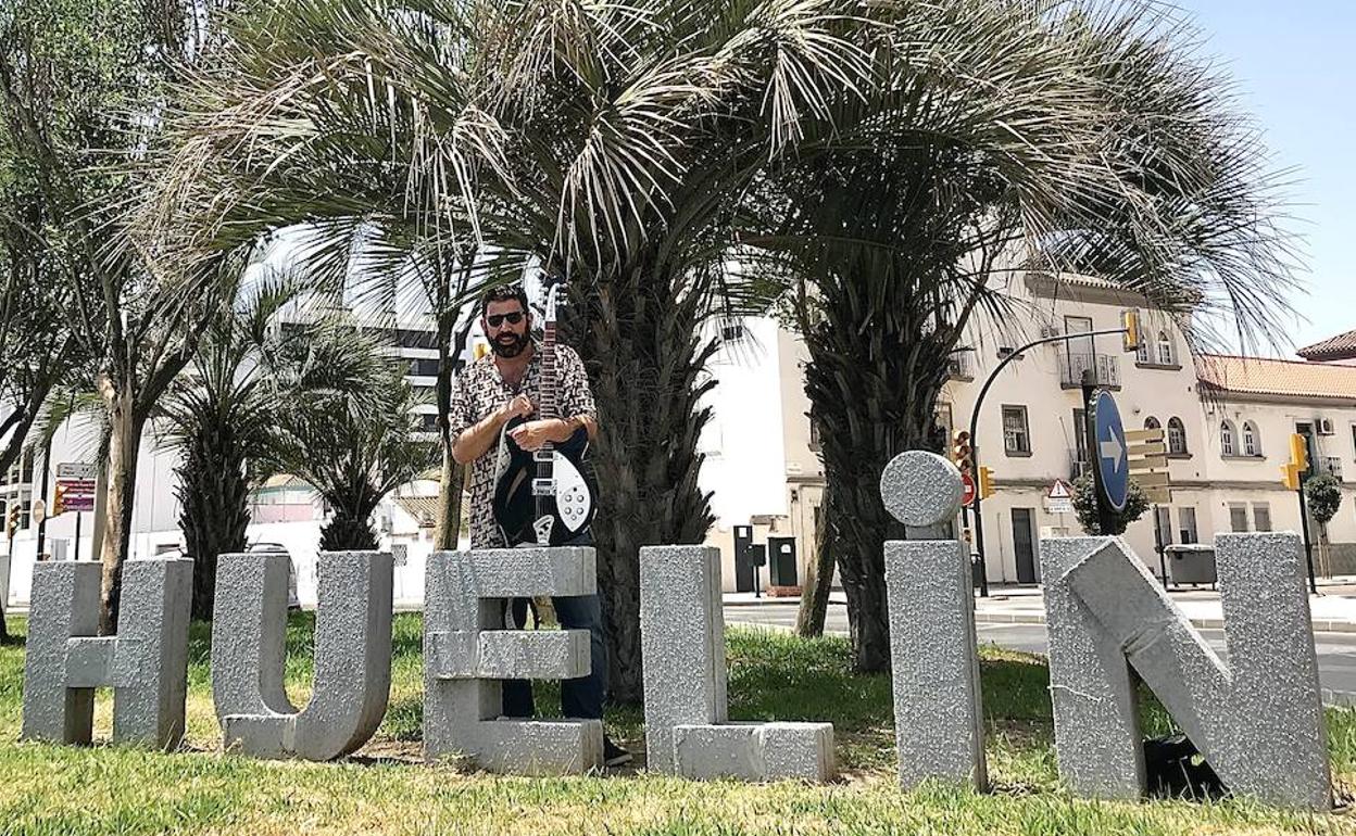 Adolfo 'Caimán' Flores, en la rotonda del barrio de Huelin en el que vive desde hace años.