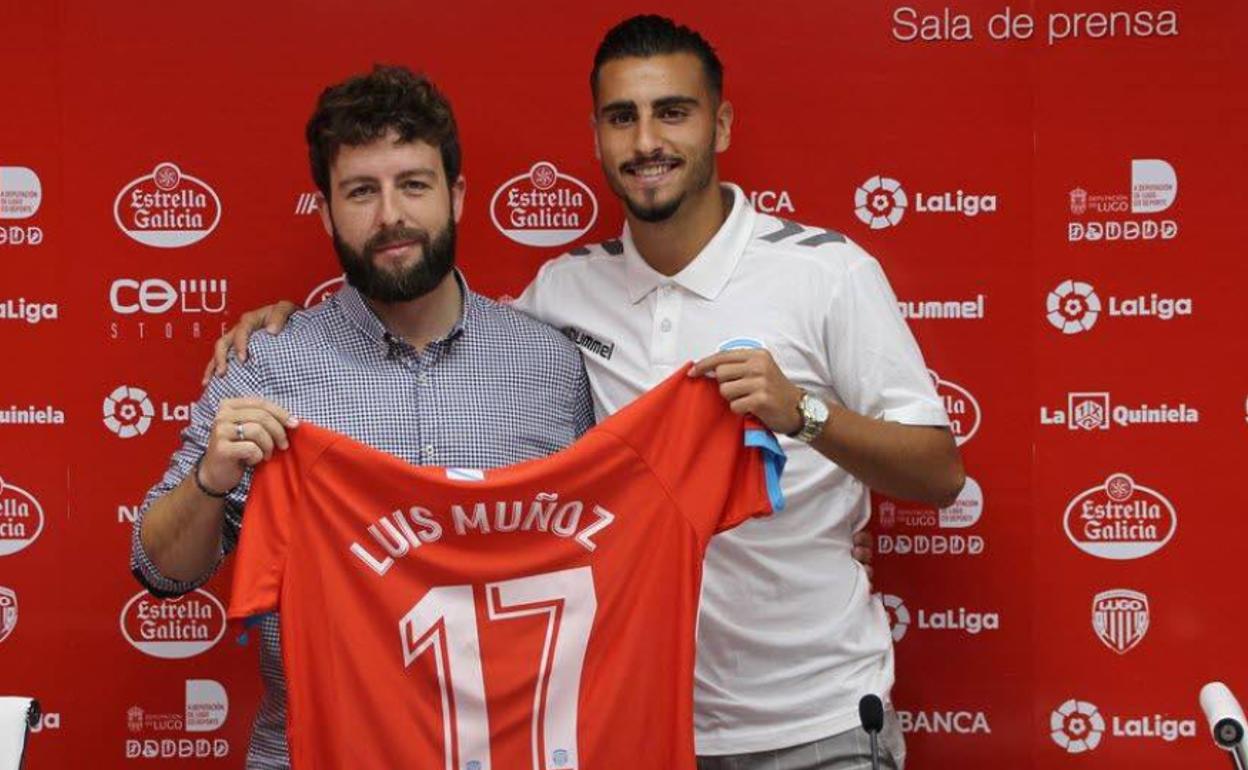 Víctor Moreno, junto a Luis Muñoz, en la presentación del malaguista con el Lugo. 