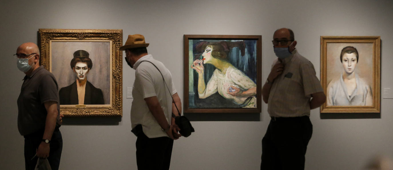 Una galería de rostros inquietantes, ocultos, disfrazados y transfigurados recorren las salas de la pinacoteca 