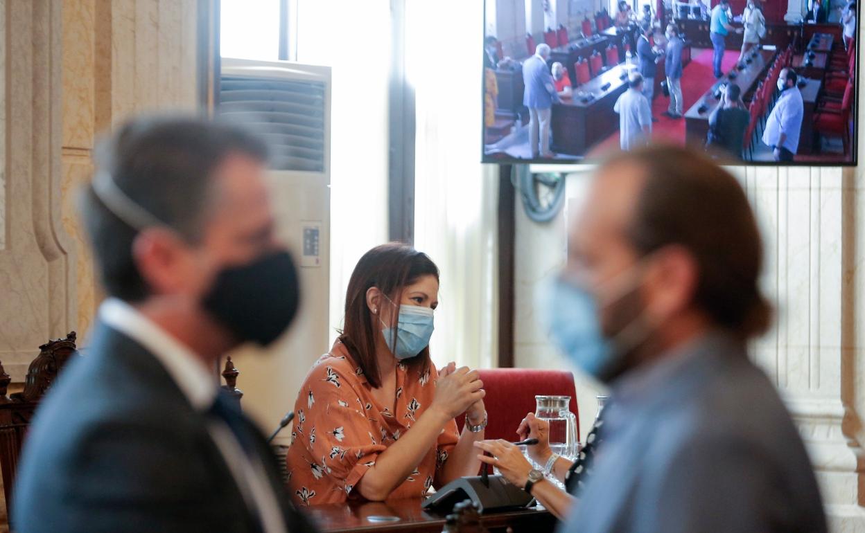 Cassá conversa con Conde, en el pasado pleno, y su excompañera, Losada, al fondo.