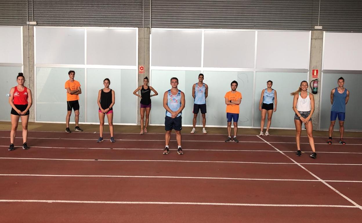 Algunos de los atletas nacionales afectados, ayer en la pista interior del Ciudad de Málaga. 