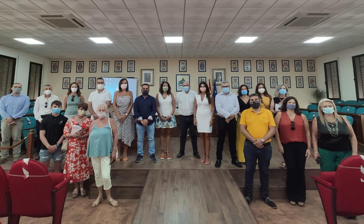 Los empresarios de la Axarquía, junto a la delegada de Turismo, en la Mancomunidad Oriental. 