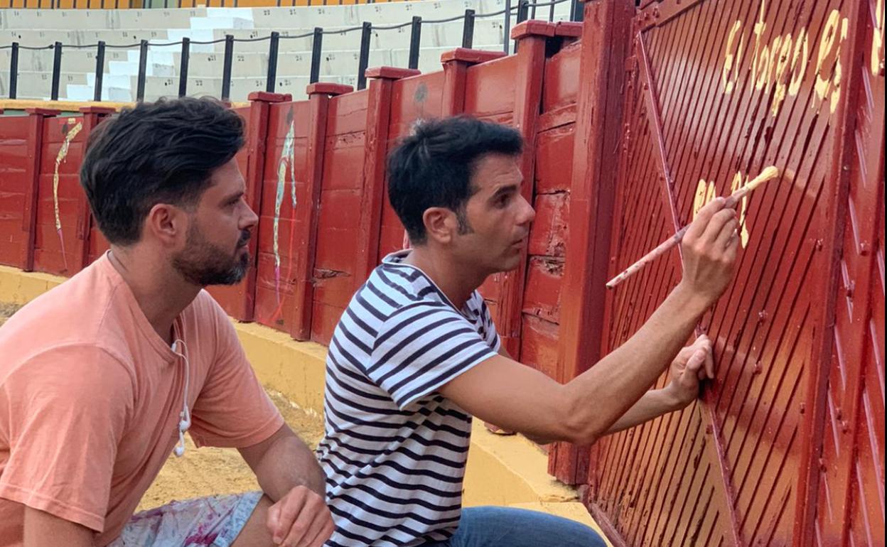 Vega, colaborando en las tareas de decoración del coso.