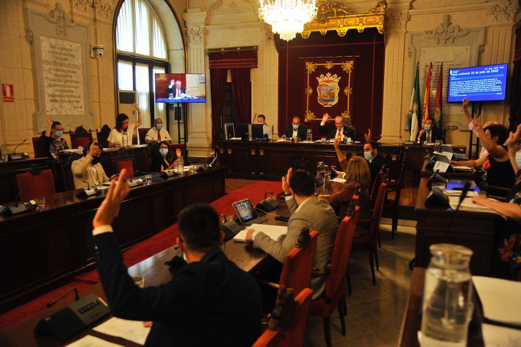 Alcalde y concejales de los distintos partidos han mostrado su apoyo a Juan Cassá en los momentos previos al pleno del Ayuntamiento de Málaga. 