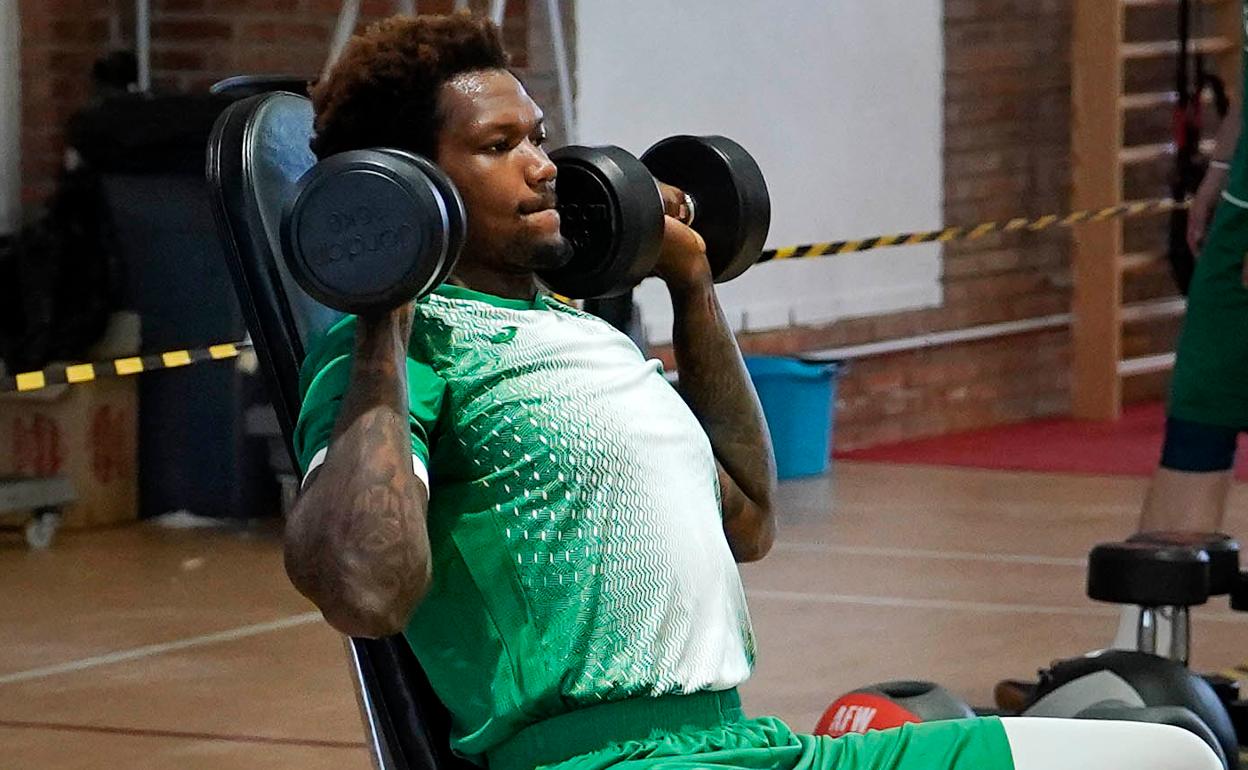 Deon Thompson hace pesas durante un entrenamiento postemporada en Los Guindos. 