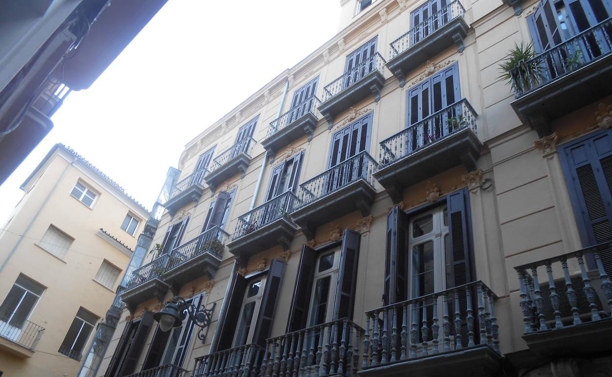 El convento se encontraba en el solar que actualmente ocupa el edificio de la imagen superior. 
