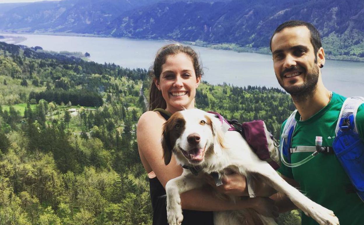 Manuel García, junto a su mujer, Casey Billings, en el río Columbia. 