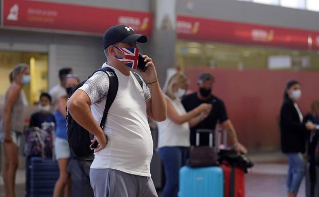 Turistas británicos esperando un vuelo. 