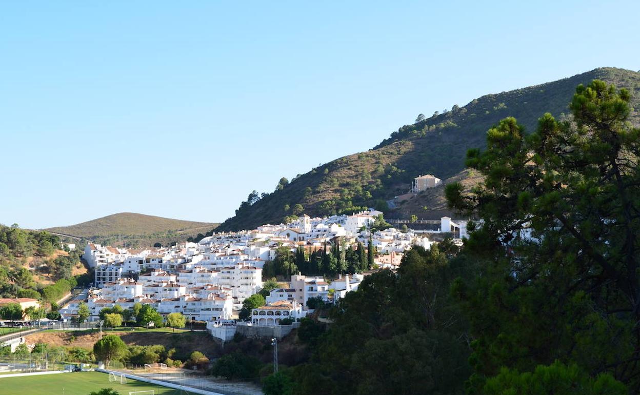 El casco urbano de Benahavís se encuentra en las estribaciones de la Serranía de Ronda. 