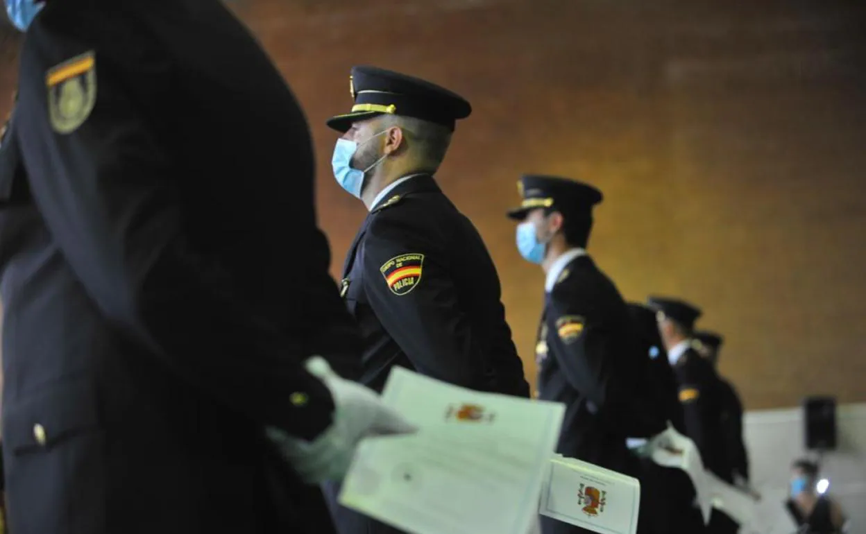 El acto de promoción interna se ha celebrado este viernes en la Comisaría Provincial de la Policía Nacional de Málaga. 