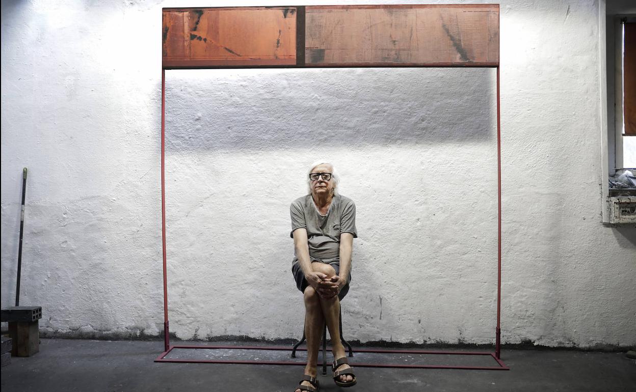 Enrique Brinkmann, en el estudio de su finca en Churriana. 