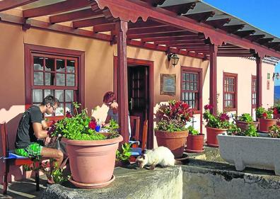 Imagen secundaria 1 - 1: Españoles a su llegada a Maldivas el mes pasado. 2. Turistas en una cabaña de la Palma. 3. Madre e hija en Maldivas.