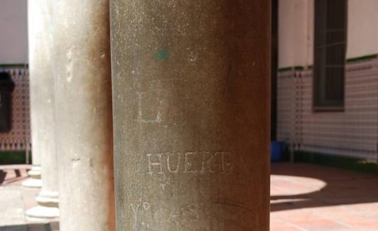 Nombres grabados en una columna del patio del Colegio. 