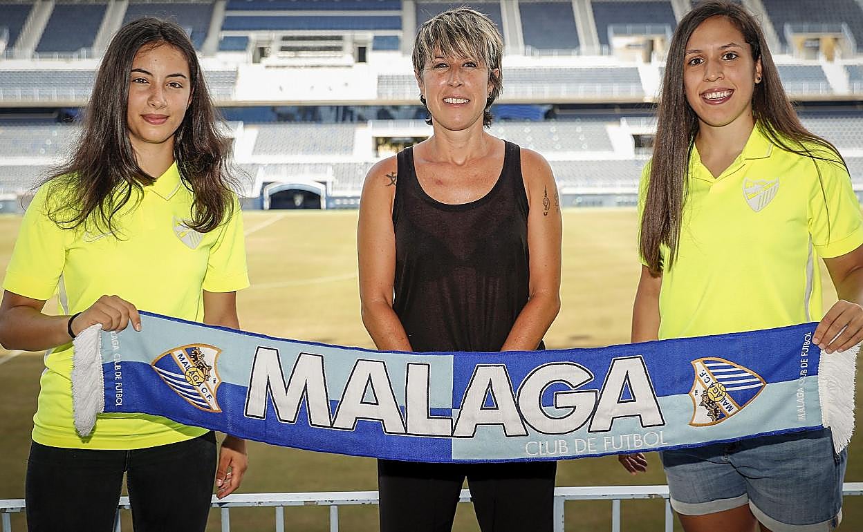 Luisa Olmedo y Gabi Morales posan con la entrenadora del Málaga, Nati Gutiérrez. 