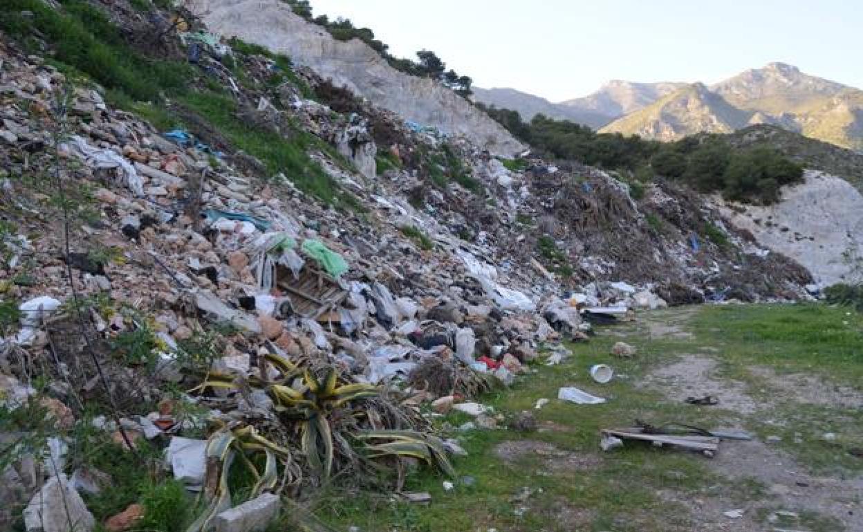 El vertedero del río de la Miel acumula 800.000 metros cúbicos de residuos. 