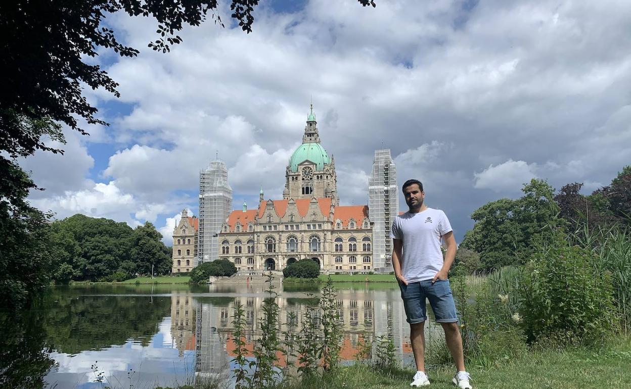 Cristian Hidalgo con e edificio del Ayuntamiento de Hannover al fondo 