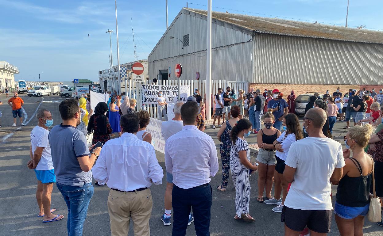 Un momento de la concentración celebrada el pasado lunes en el puerto veleño. 