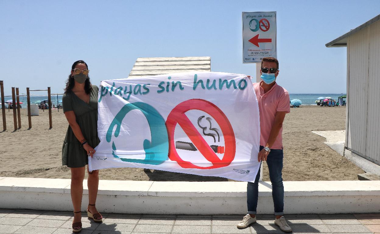 La edil de Playas y el alcalde, con una bandera. 