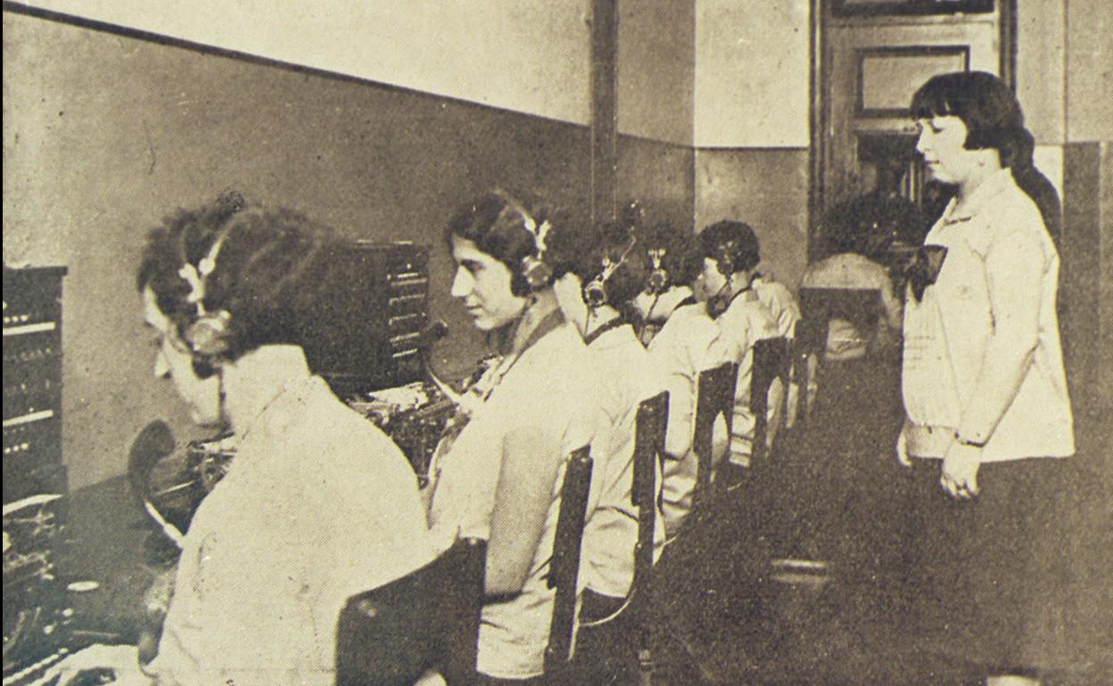 Telefonistas en la Central Telefónica de Molina Lario ('La Unión Ilustrada')