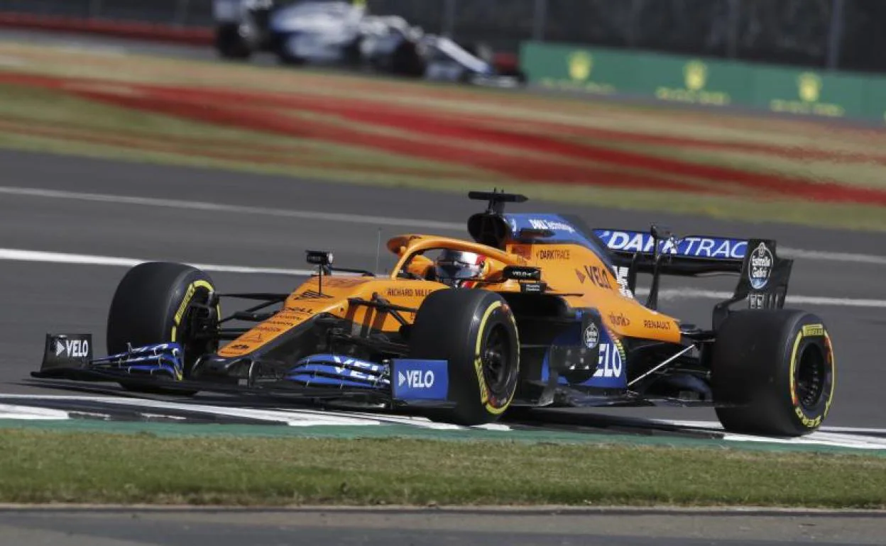 El McLaren de Carlos Sainz, durante la sesión de clasificación. 