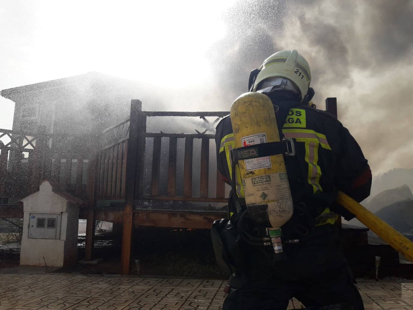 Fotos: Espectacular incendio en un camping de caravanas de Mollina