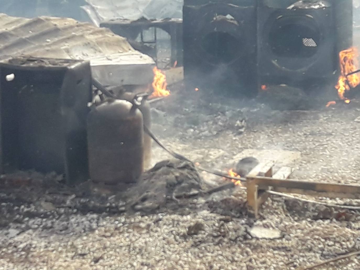 Fotos: Espectacular incendio en un camping de caravanas de Mollina