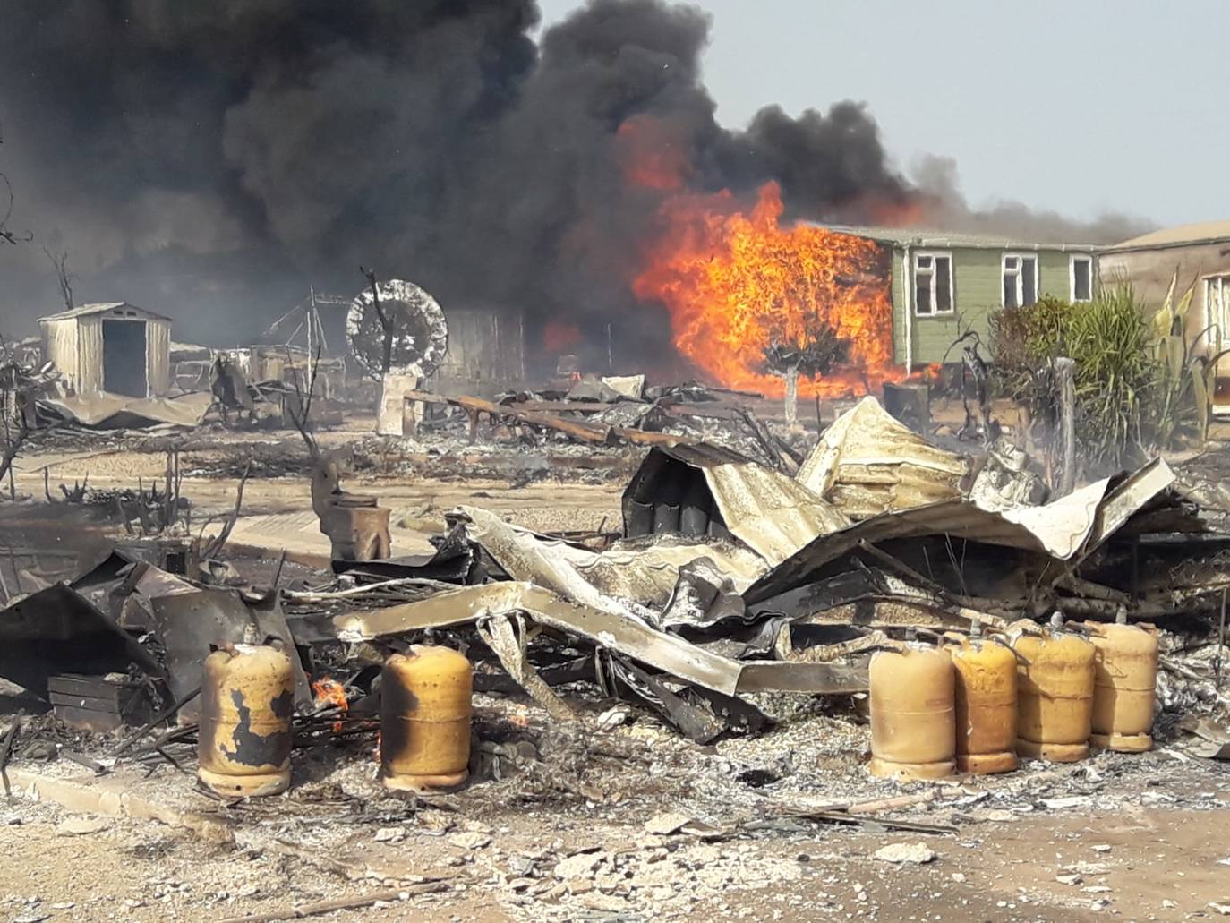 Fotos: Espectacular incendio en un camping de caravanas de Mollina