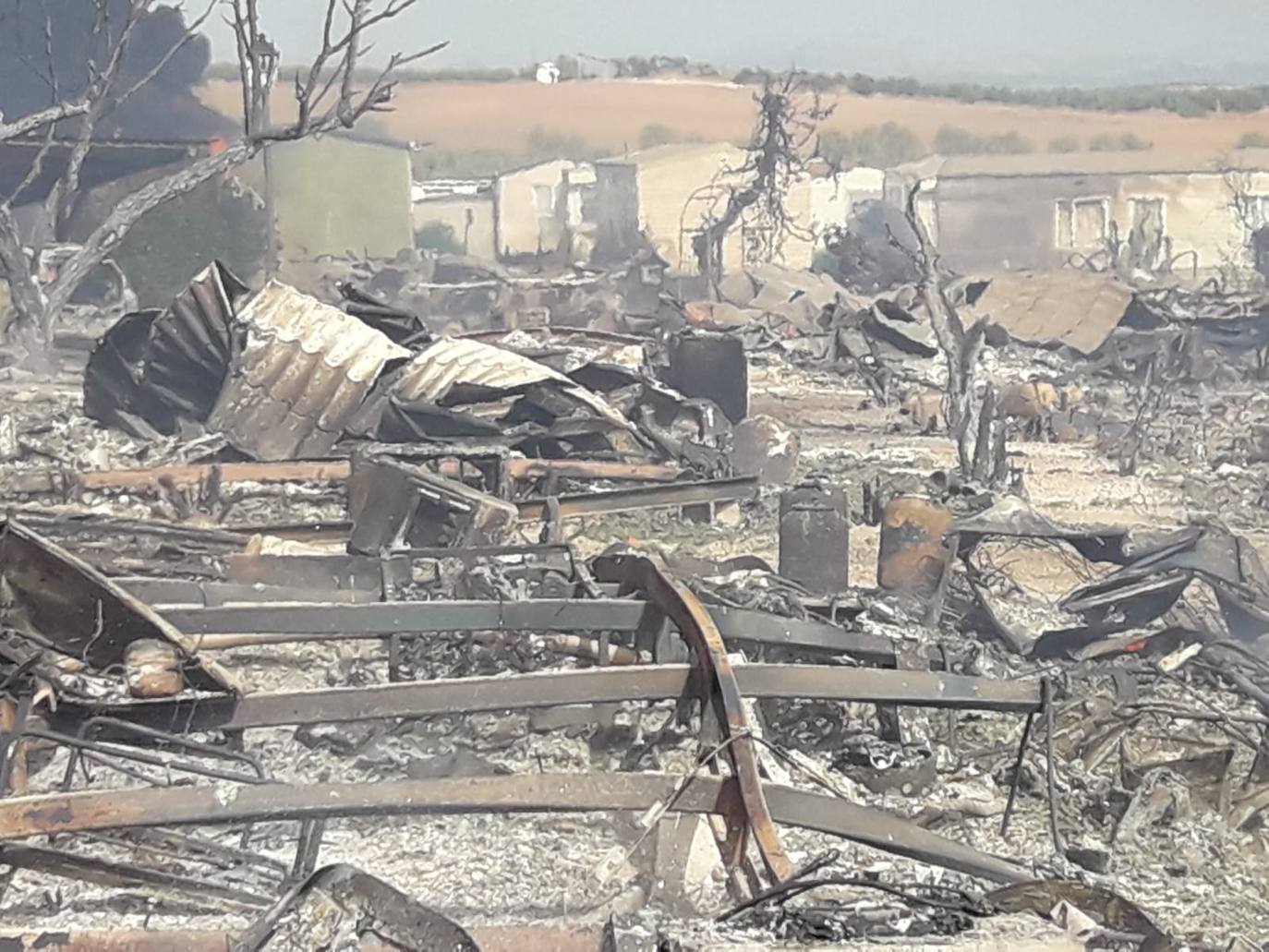 Fotos: Espectacular incendio en un camping de caravanas de Mollina