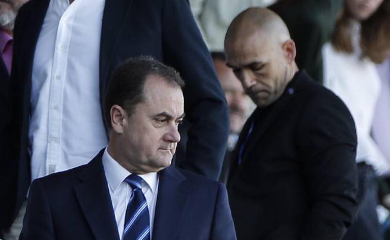 El administrador judicial, José María Muñoz, y el director deportivo, Manolo Gaspar, en el palco durante el partido frente al Zaragoza 