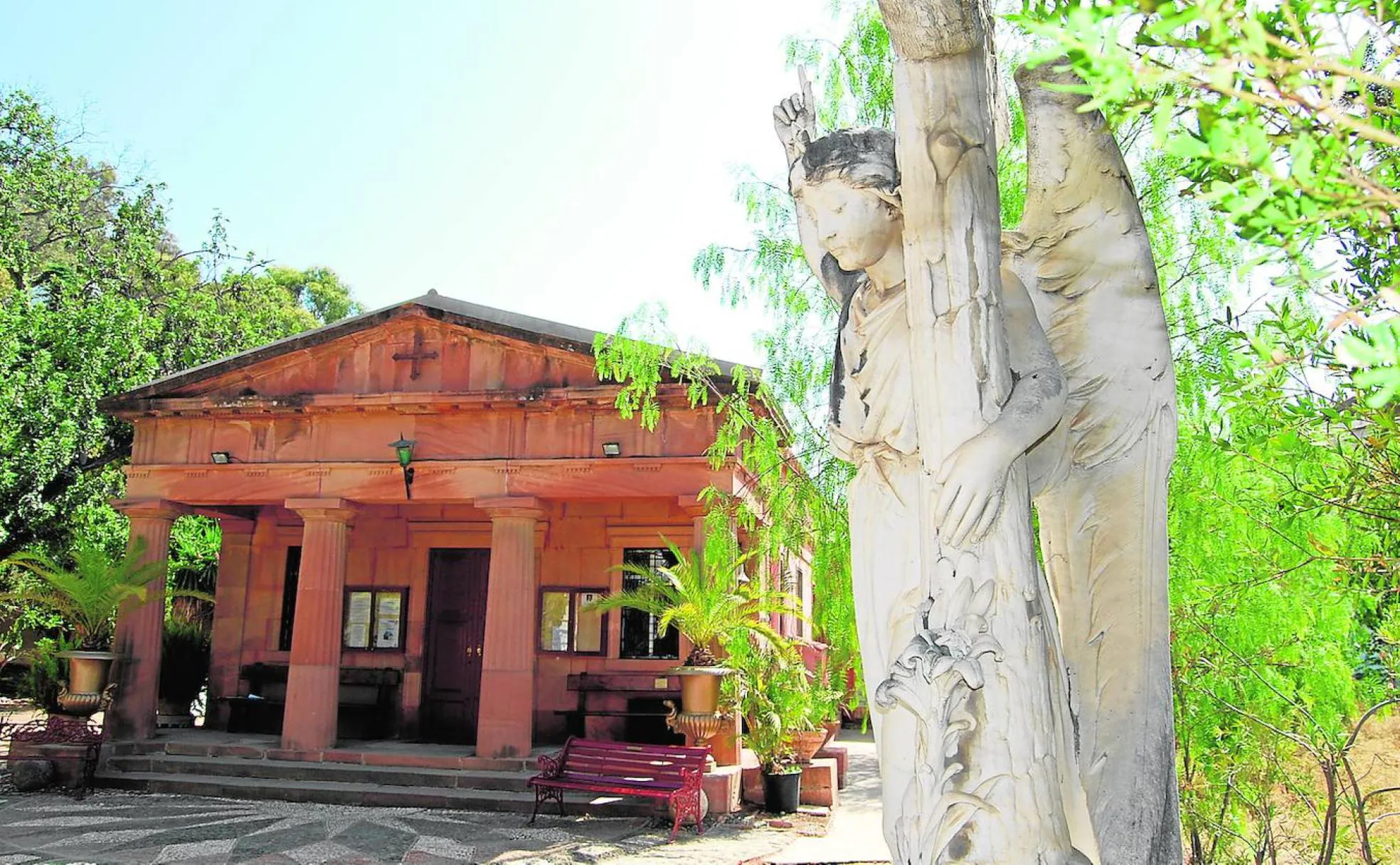 capilla de San Jorge con el ángel de la tumba de Annie Plews.