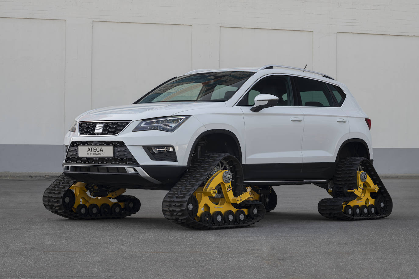 Luego, si de tracción se trata, esa es para el más radical de los SEAT, el SEAT Ateca “Mattracks”. Se realizó para una presentación a la prensa en 2017, el SEAT Ateca Snow Experience. En sustitución de las ruedas de un Ateca 2.0 TDI 190 CV 4Drive, se adaptó un conjunto de orugas producido por Mattracks. Sobreelevado, hiper-ensanchado, su hábitat natural era ya la nieve, pero está homologado para circular por la calle