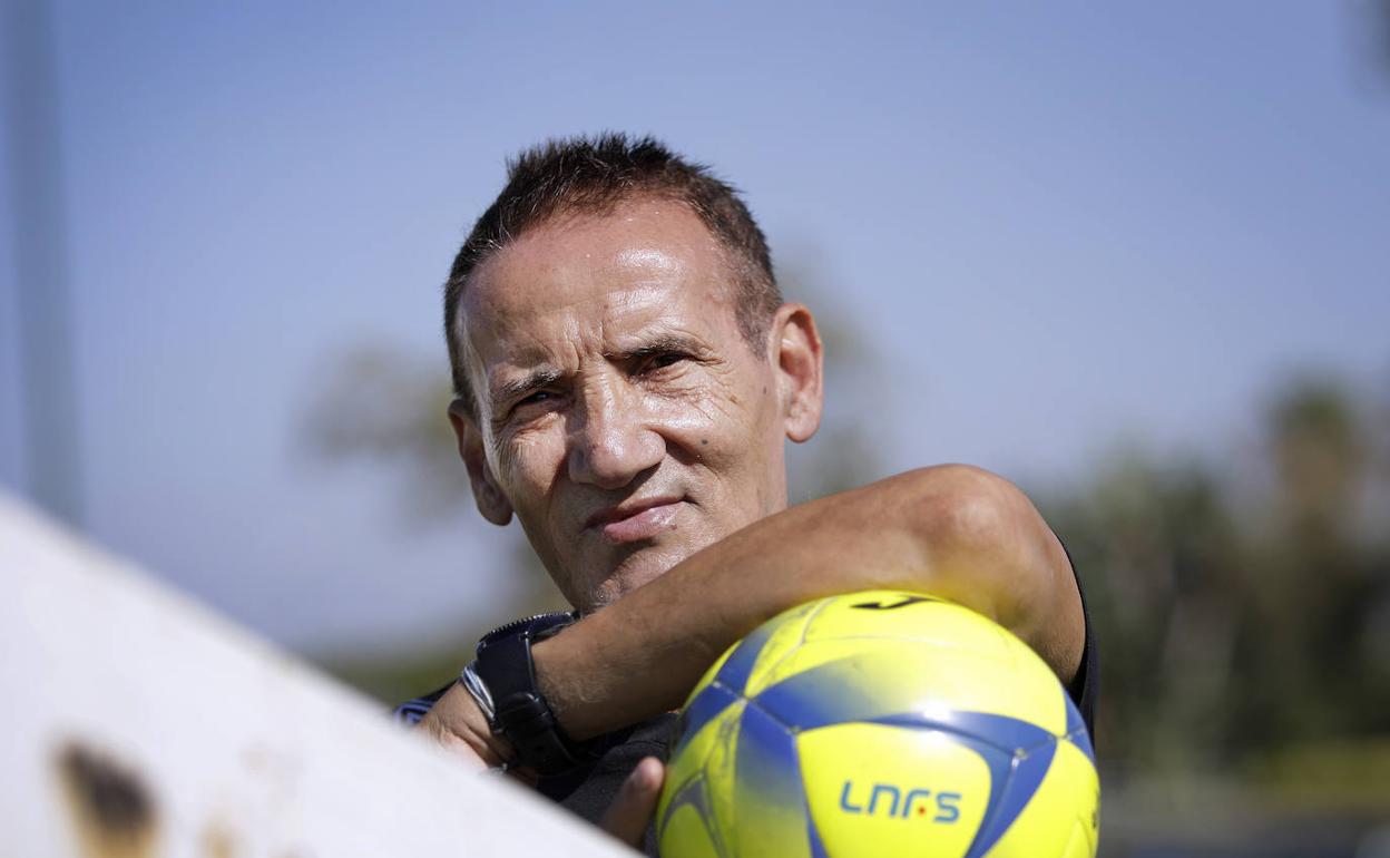 Moli, con un balón oficial de fútbol-sala junto al Martín Carpena. 