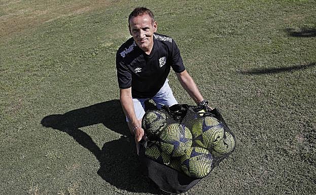 Moli, con una bolsa de balones de fútbol-sala. 