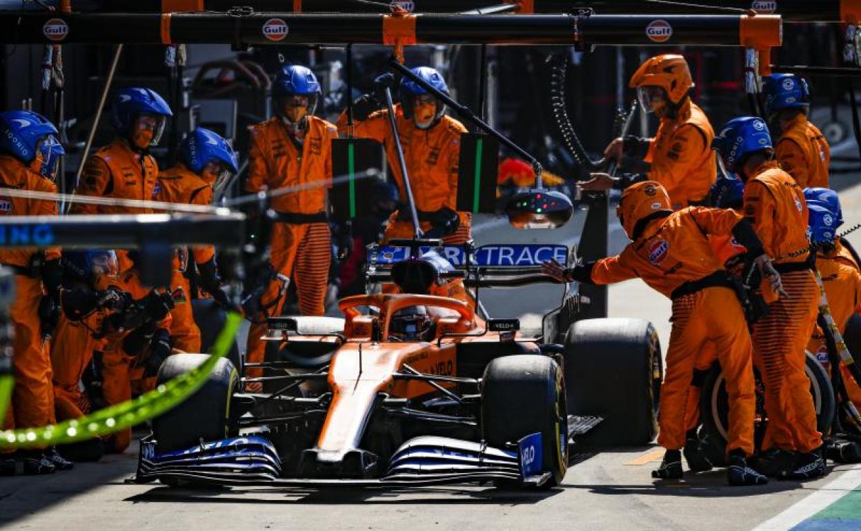 El McLaren de Carlos Sainz, durante una parada en 'boxes'.