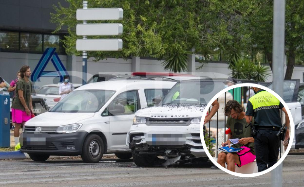 El tenista habla con un agente frente a su coche siniestrado 