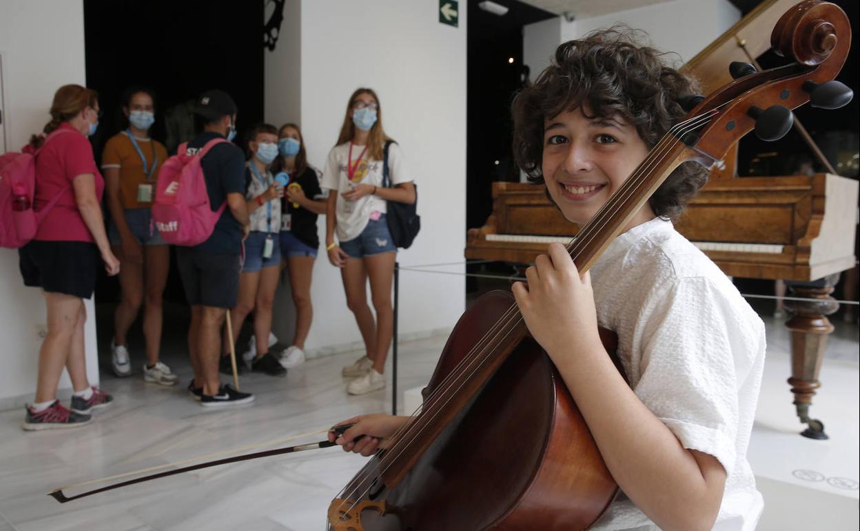 Antonio Peula hizo una demostración de su talento en el Museo Interactivo de la Música (MIMMA). 