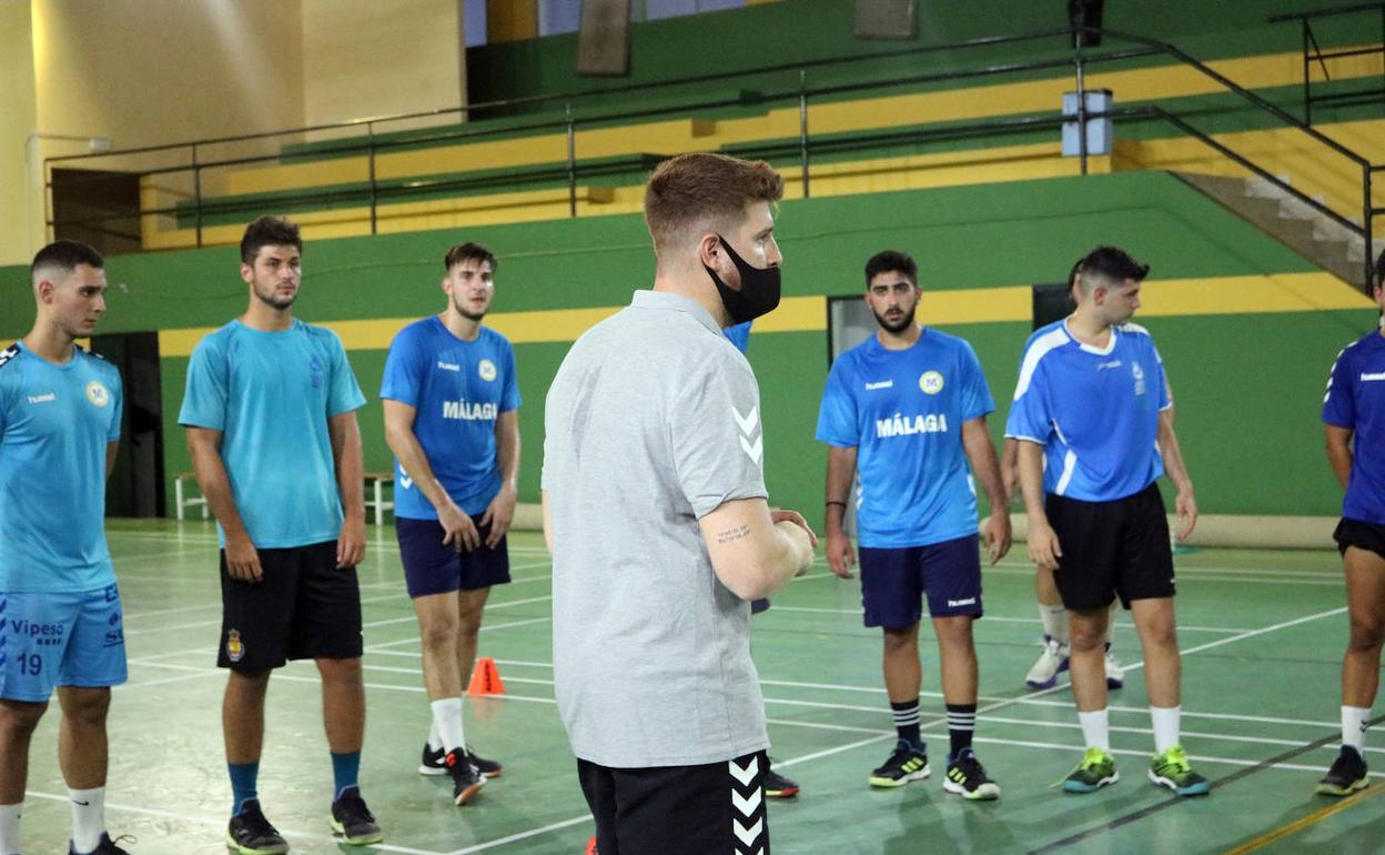 Daniel Ibáñez, con sus jugadores en el Pabellón B de Carranque. 