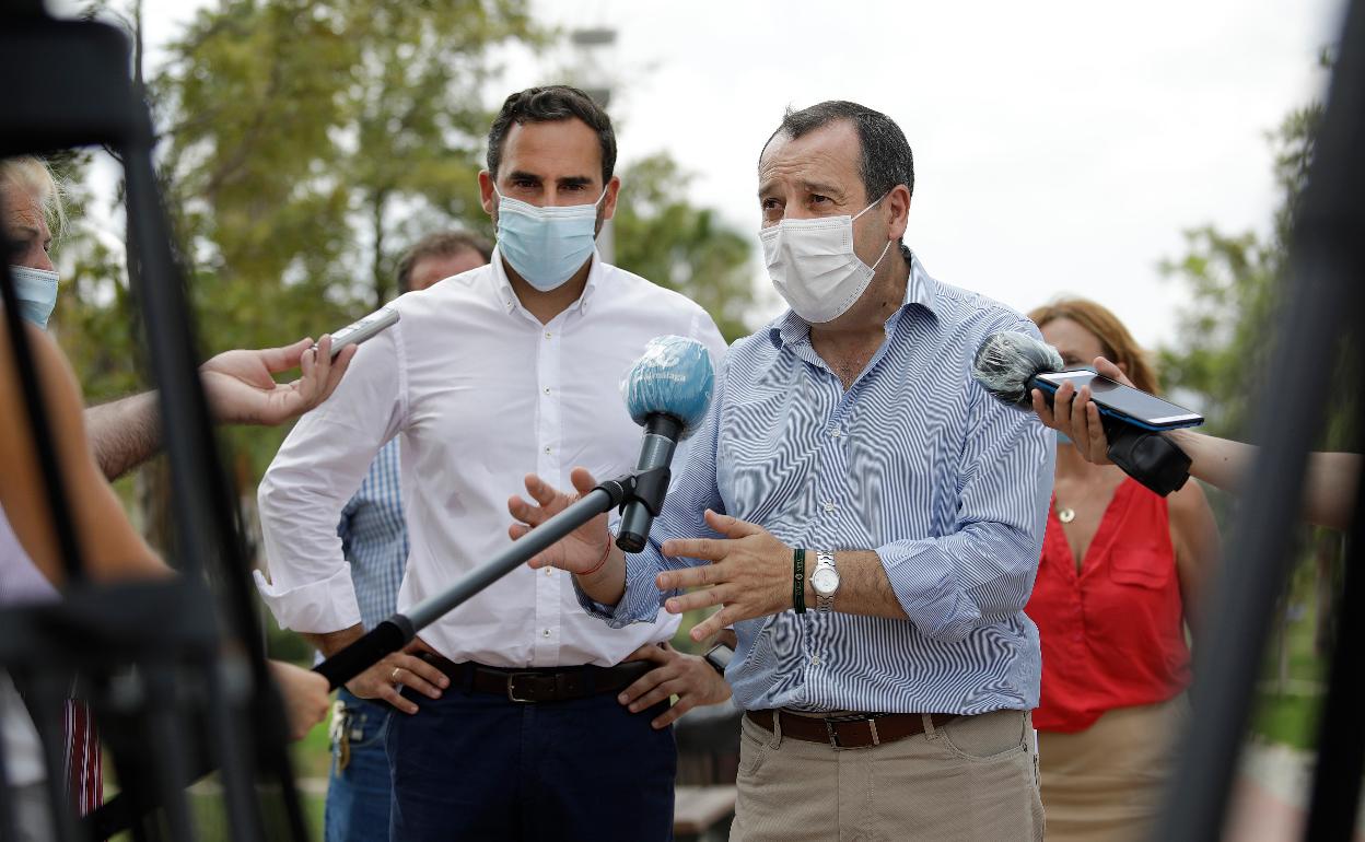 Daniel Pérez y José Luis Ruiz Espejo, ayer, atendiendo a la prensa en Campanillas.