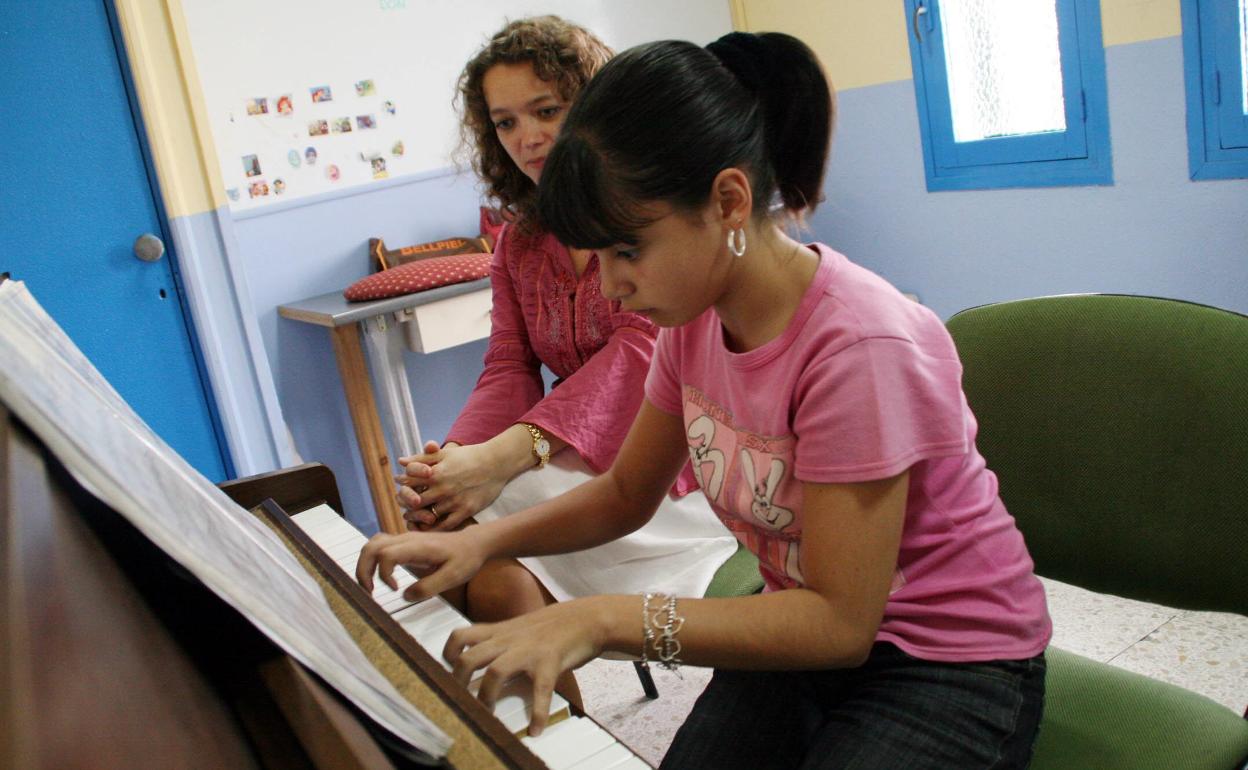 Alumna en una escuela de música, en una imagen de archivo. 